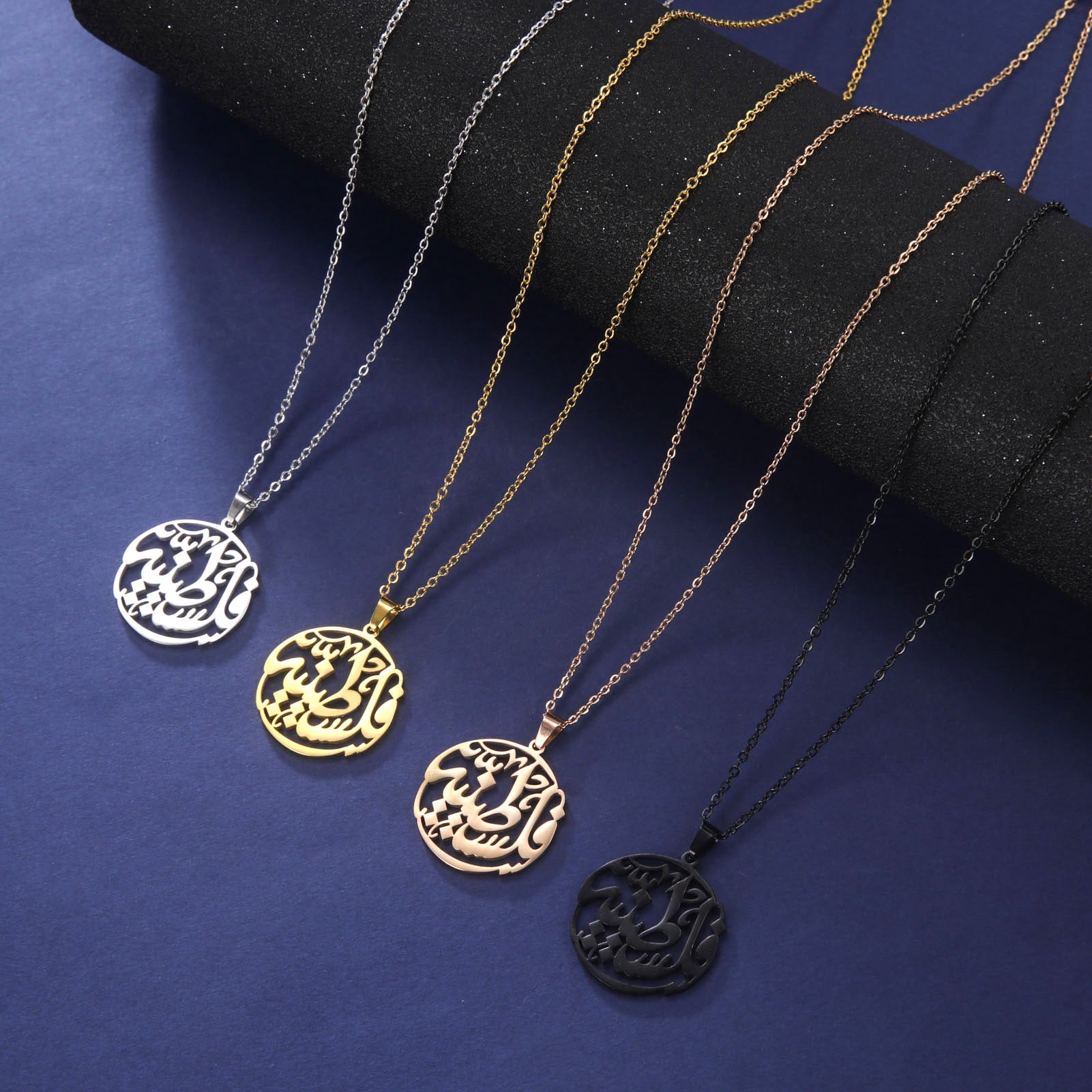 Ayah Circle Necklace — Gold & Silber